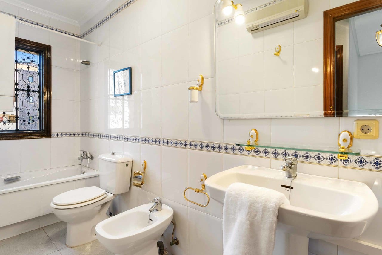 4 sypialnia Willa na sprzedaż w La Zenia z basenem garażem - 585 000 € (Ref: 9130668)