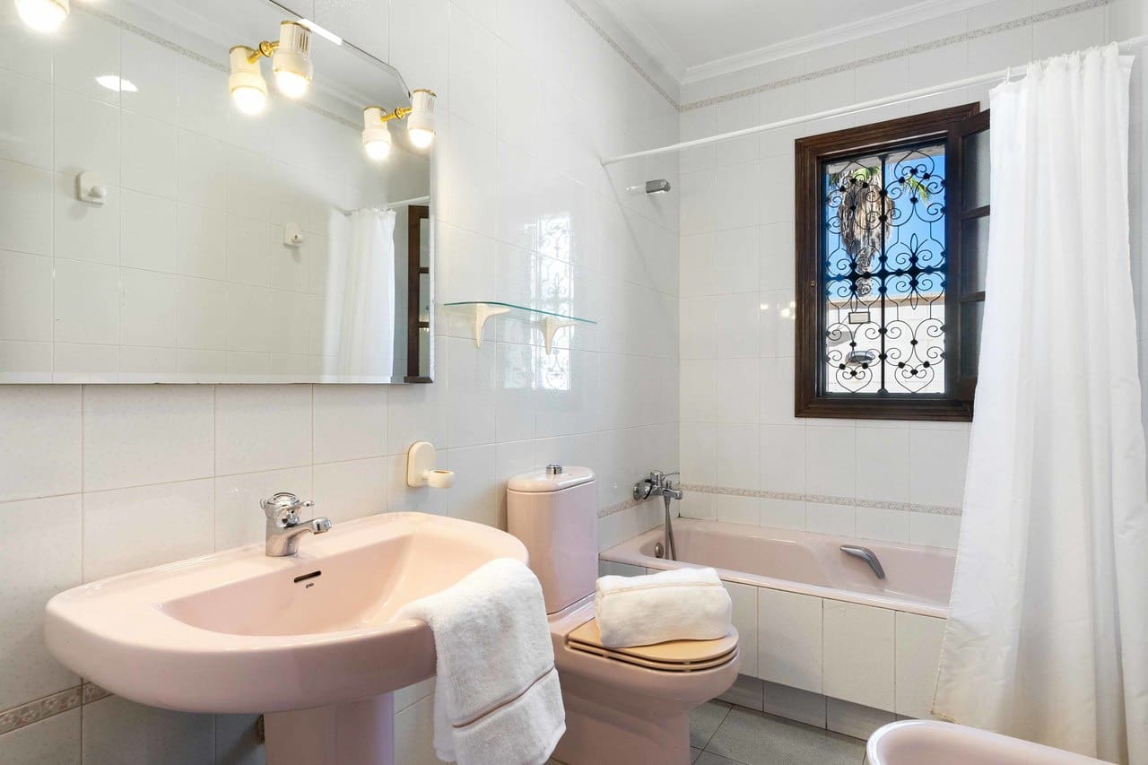 4 sypialnia Willa na sprzedaż w La Zenia z basenem garażem - 585 000 € (Ref: 9130668)