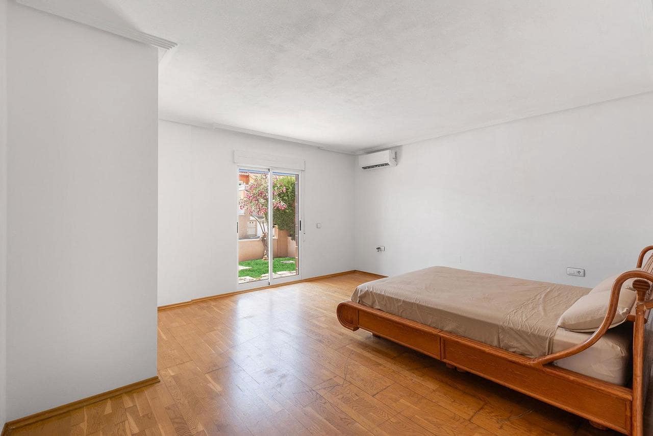 Chalet de 2 habitaciones en Pilar de la Horadada en venta - 739.000 € (Ref: 9136881)