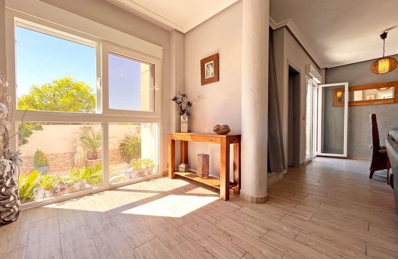 4 makuuhuone Huvila myytävänä paikassa La Zenia - 399 000 € (Ref: 9154843)