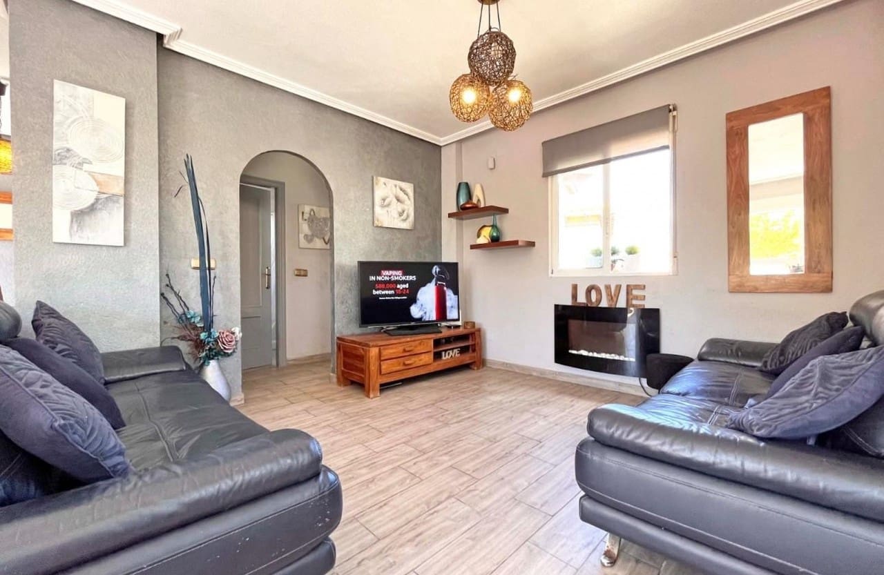 4 makuuhuone Huvila myytävänä paikassa La Zenia - 399 000 € (Ref: 9154843)