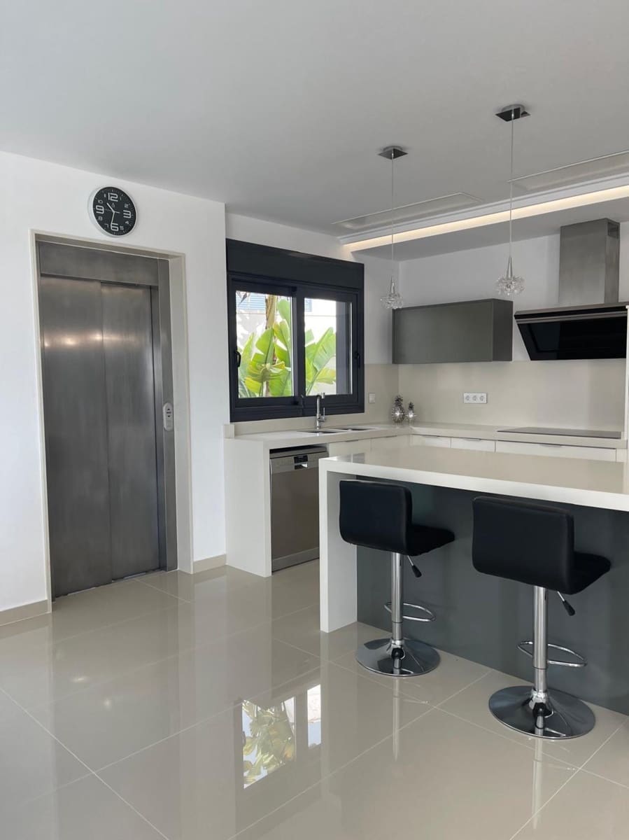 5 quarto Moradia para venda em San Miguel de Salinas com piscina - 995 000 € (Ref: 9154850)