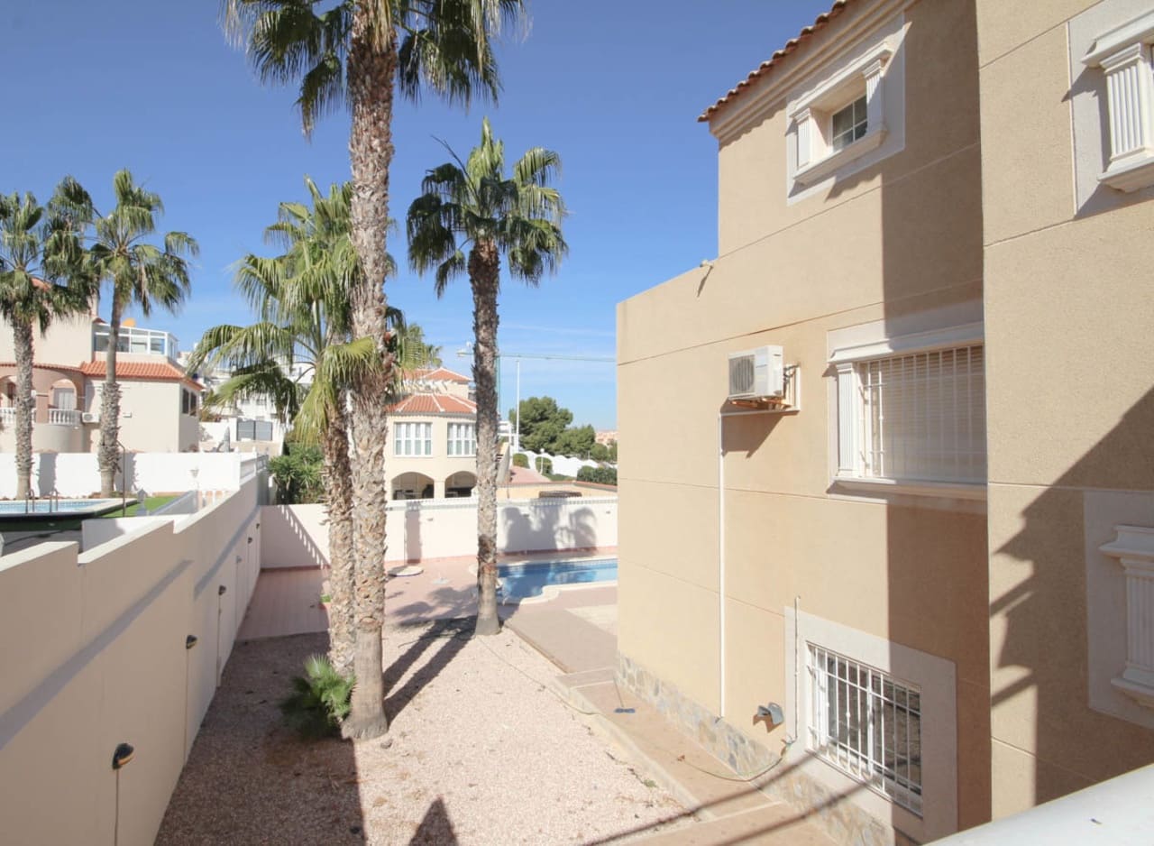 5 soveværelse Villa til salg i La Zenia - € 600.000 (Ref: 9154867)