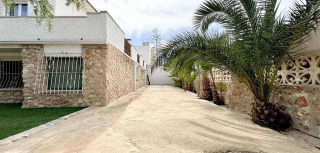 7 bedroom Villa for sale in Dehesa de Campoamor, Orihuela - € 899,000 (Ref: 9154891)