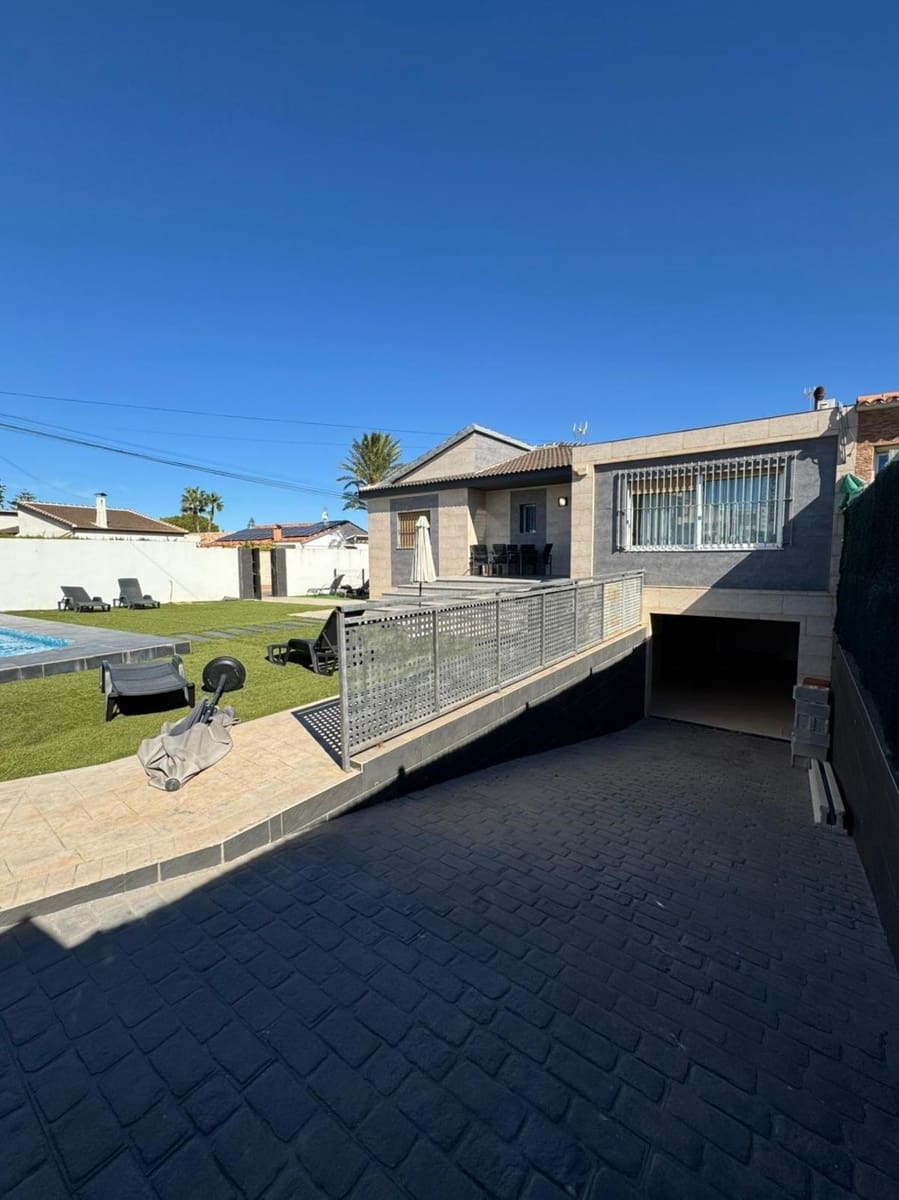 3 bedroom Villa for sale in Torrevieja with pool - € 385,000 (Ref: 9154905)