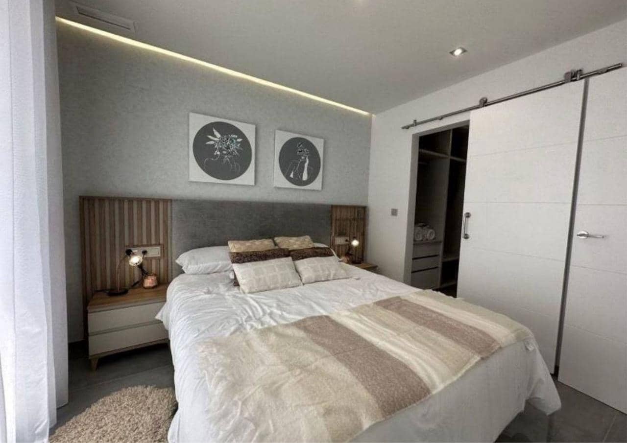 3 soveværelse Villa til salg i Torrevieja med swimmingpool - € 690.000 (Ref: 9154972)