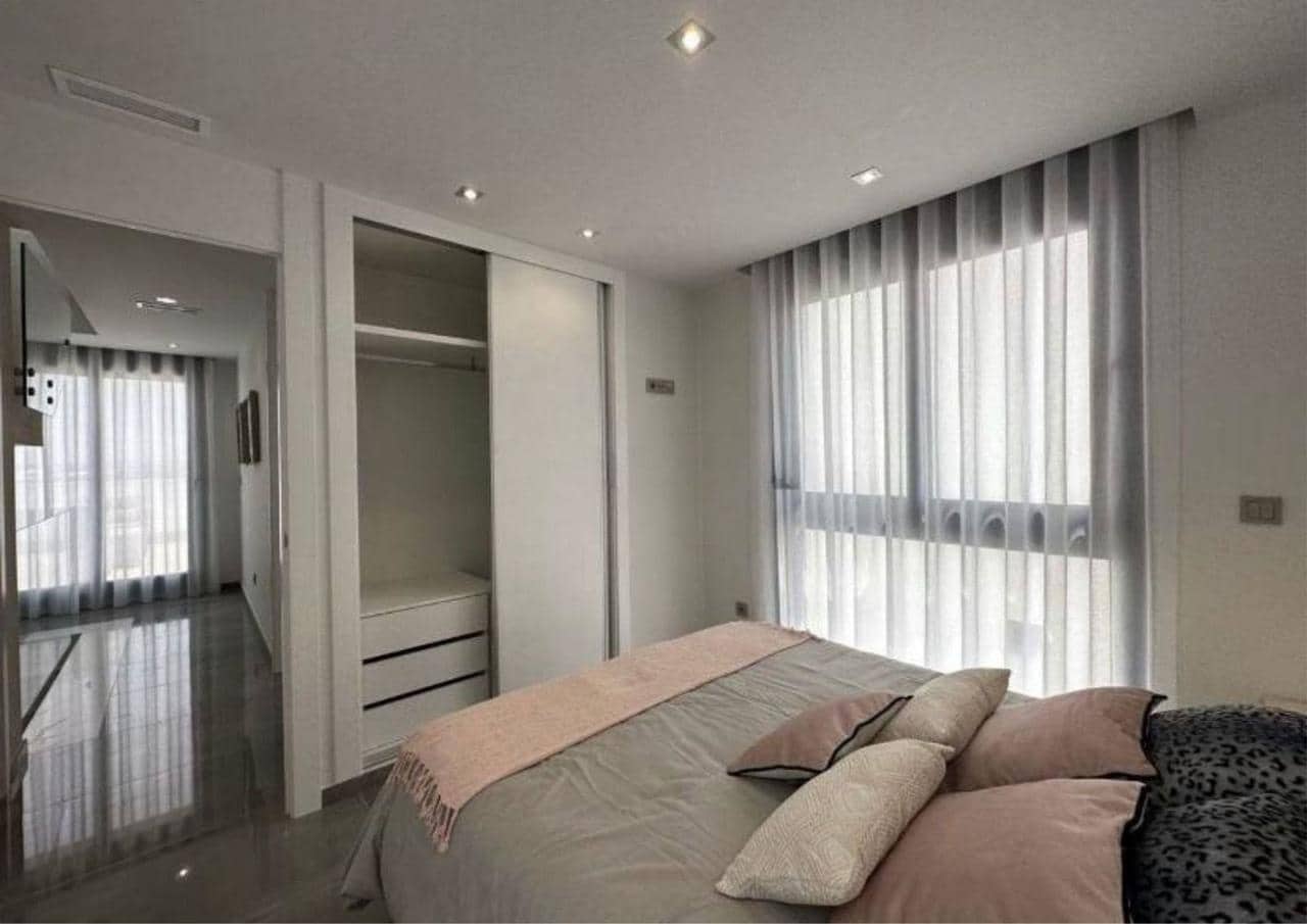 3 soveværelse Villa til salg i Torrevieja med swimmingpool - € 690.000 (Ref: 9154972)