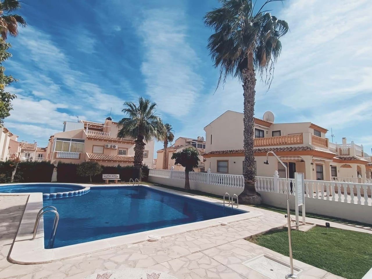 Chalet de 3 habitaciones en Playa Flamenca en venta - 239.995 € (Ref: 9154973)