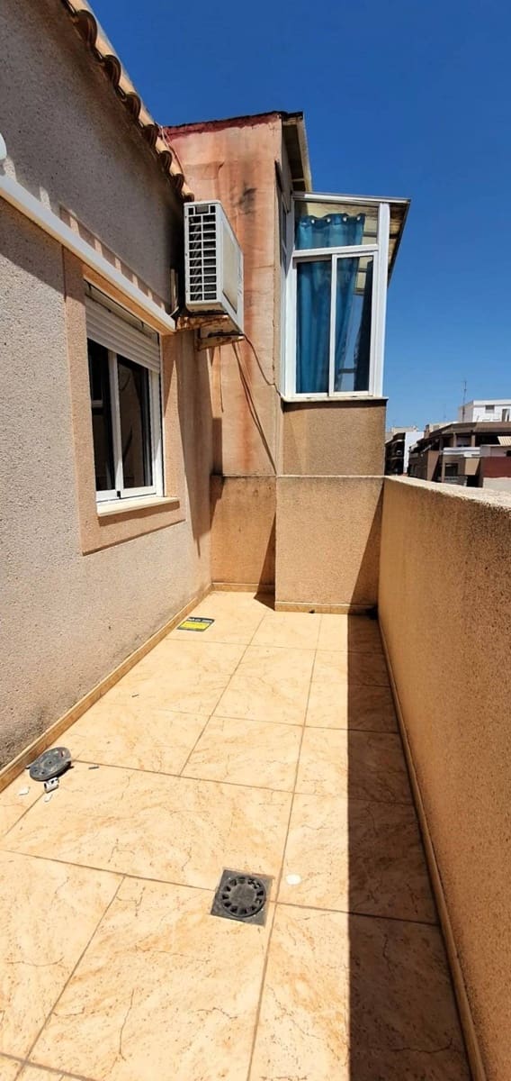 2 soverom Penthouse til salgs i Torrevieja med svømmebasseng - € 137 900 (Ref: 9155013)
