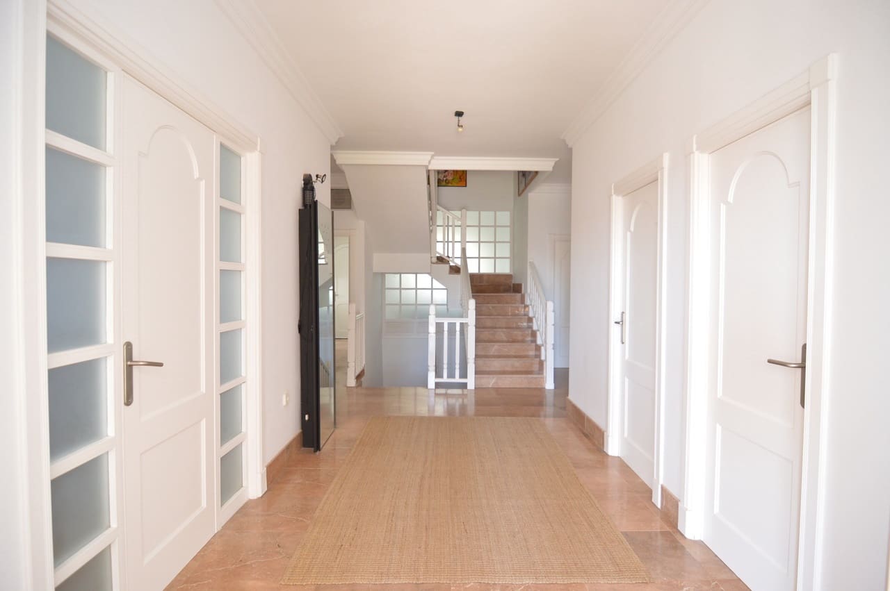 4 bedroom Villa for sale in Torrevieja - € 890,000 (Ref: 9155064)