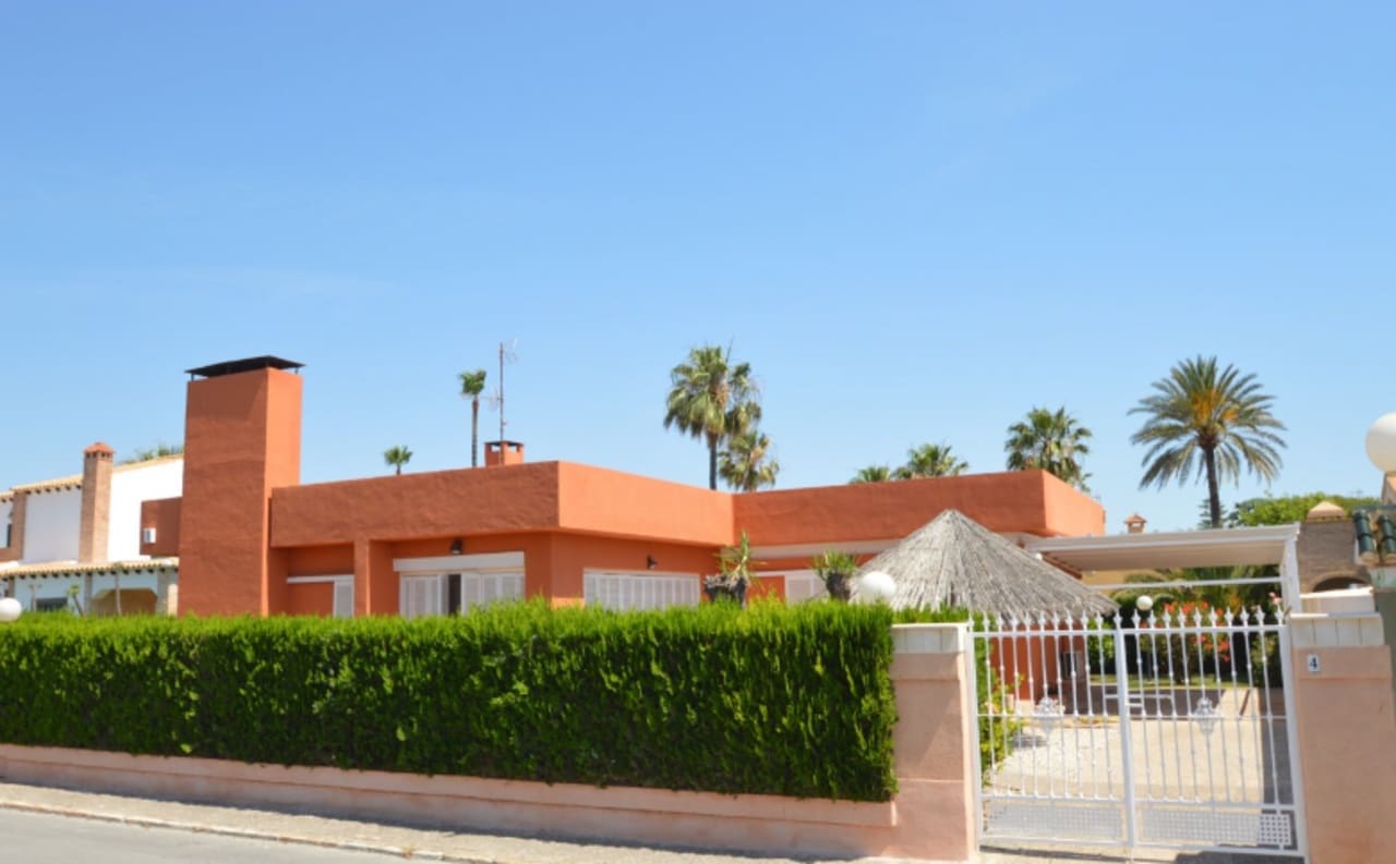 4 bedroom Villa for sale in Torrevieja - € 675,000 (Ref: 9155092)