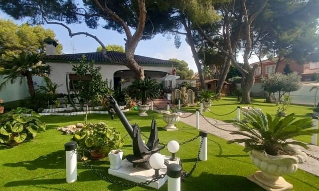 Chalet de 3 habitaciones en Dehesa de Campoamor, Orihuela en venta - 950.000 € (Ref: 9155096)