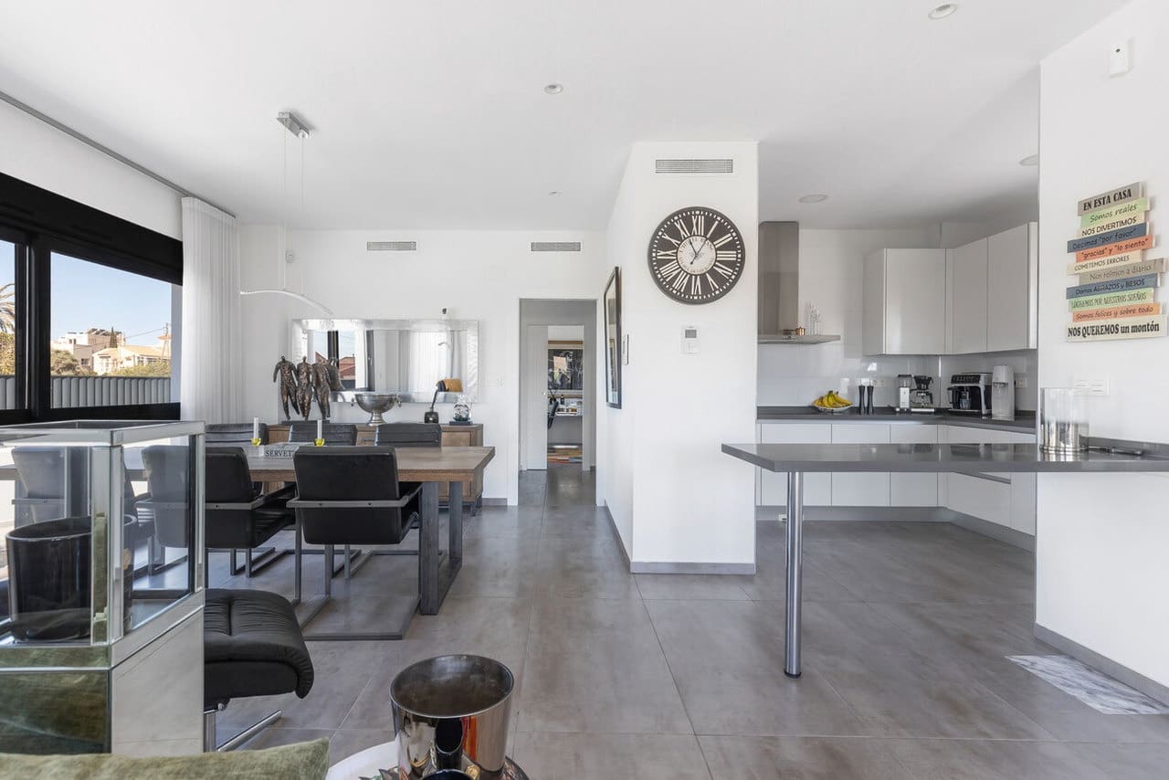 Chalet de 4 habitaciones en Torrevieja en venta con piscina - 895.000 € (Ref: 9155191)