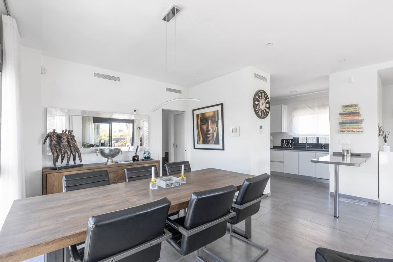 Chalet de 4 habitaciones en Torrevieja en venta con piscina - 895.000 € (Ref: 9155191)