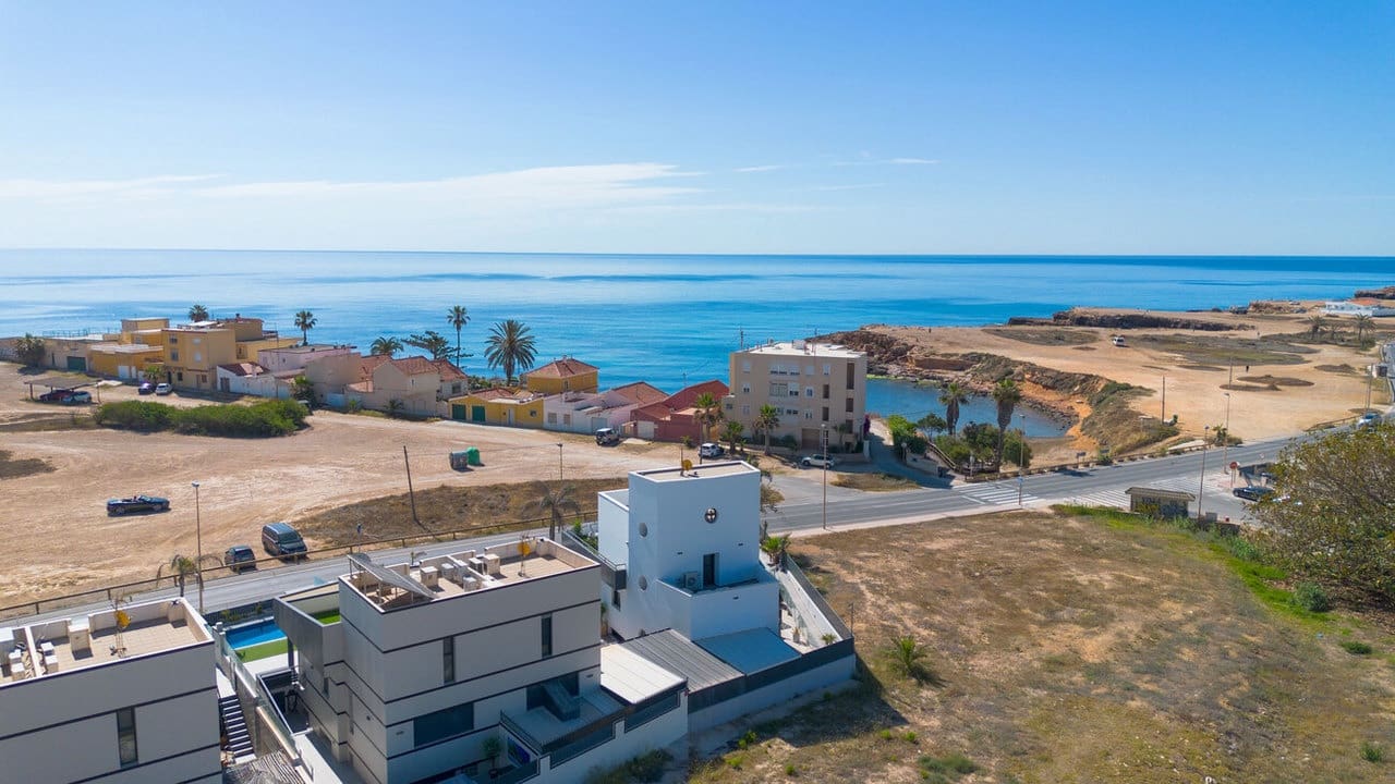 Chalet de 4 habitaciones en Torrevieja en venta con piscina - 895.000 € (Ref: 9155191)
