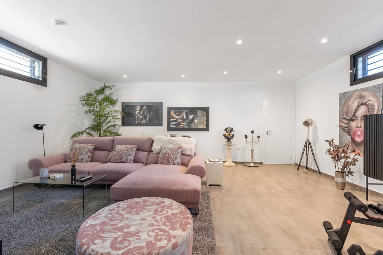 Chalet de 4 habitaciones en Torrevieja en venta con piscina - 895.000 € (Ref: 9155191)