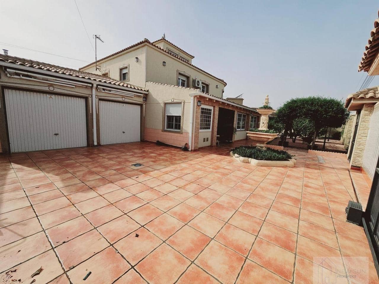 5 soveværelse Villa til salg i Torrevieja med swimmingpool - € 689.000 (Ref: 9155213)