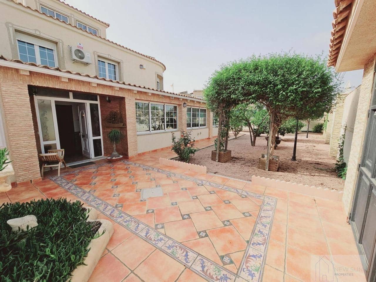 5 soveværelse Villa til salg i Torrevieja med swimmingpool - € 689.000 (Ref: 9155213)