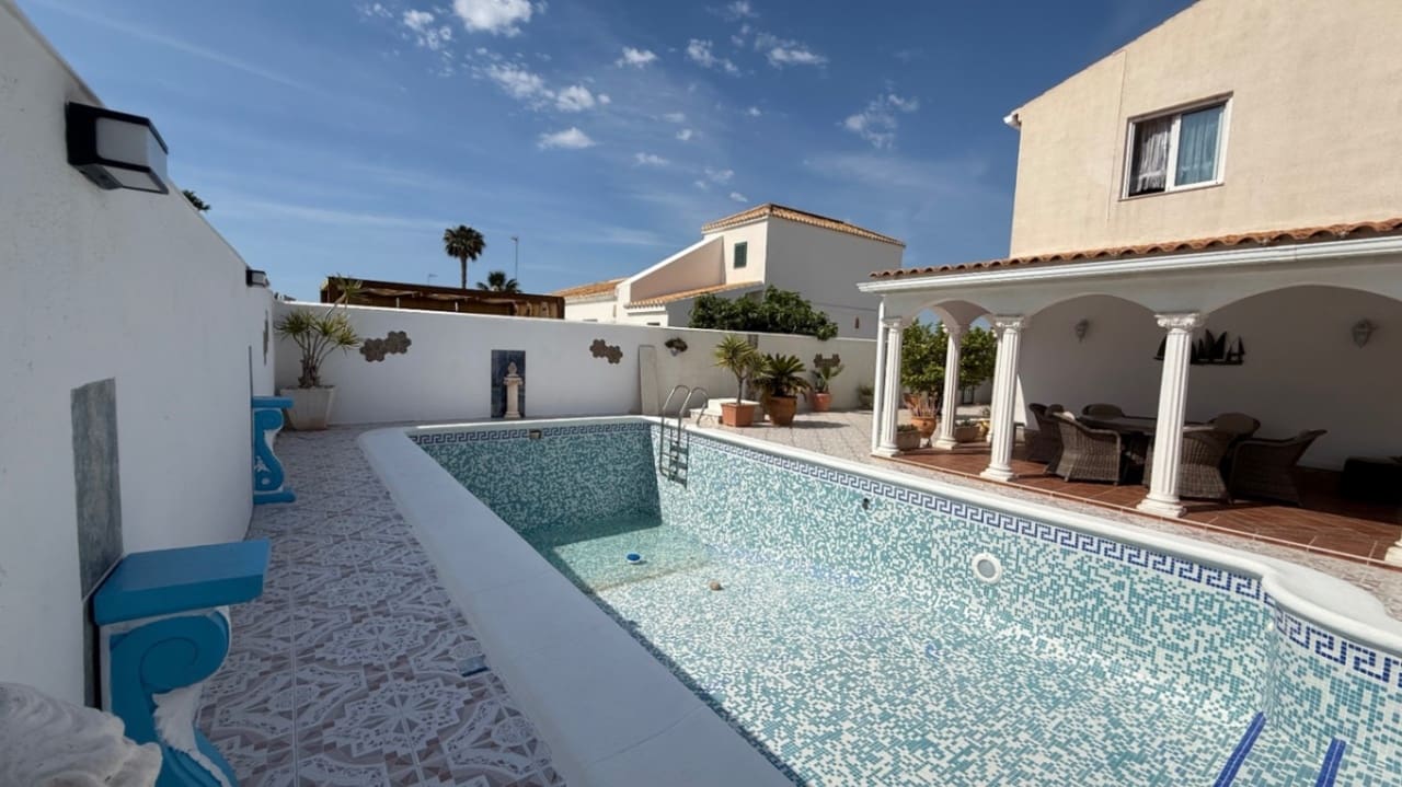 Casa de 3 habitaciones en Torrevieja en venta - 399.000 € (Ref: 9155385)