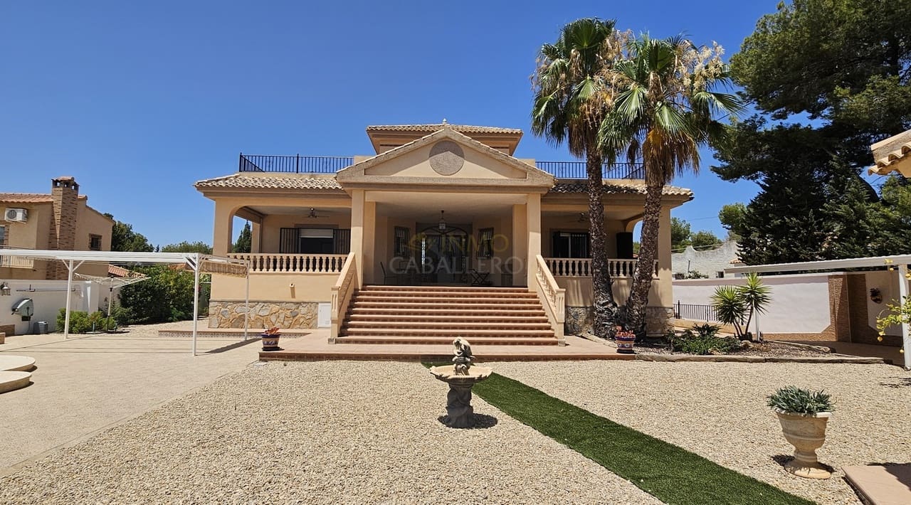 5 bedroom Villa for sale in Pinar de Campoverde - € 725,000 (Ref: 9155531)