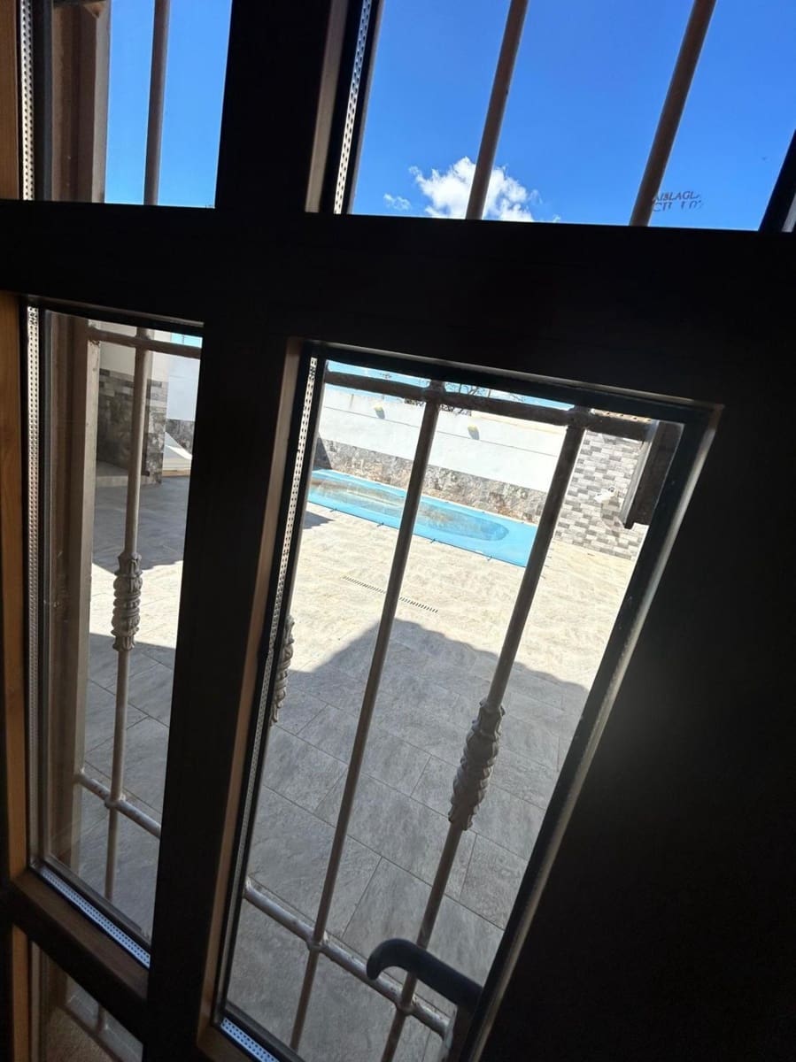 4 soveværelse Villa til salg i Los Alcazares med swimmingpool - € 260.000 (Ref: 9155569)