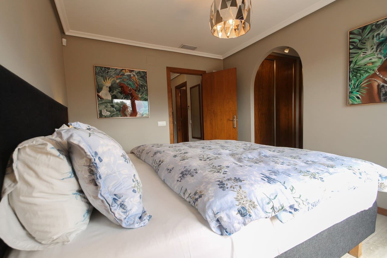 6 bedroom Villa for sale in Torrevieja - € 699,000 (Ref: 9155587)