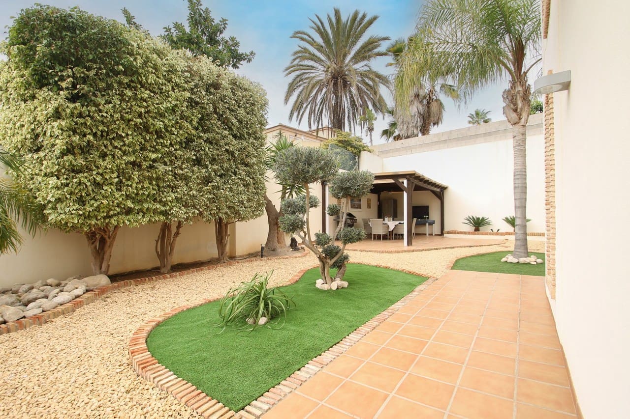 6 bedroom Villa for sale in Torrevieja - € 699,000 (Ref: 9155587)