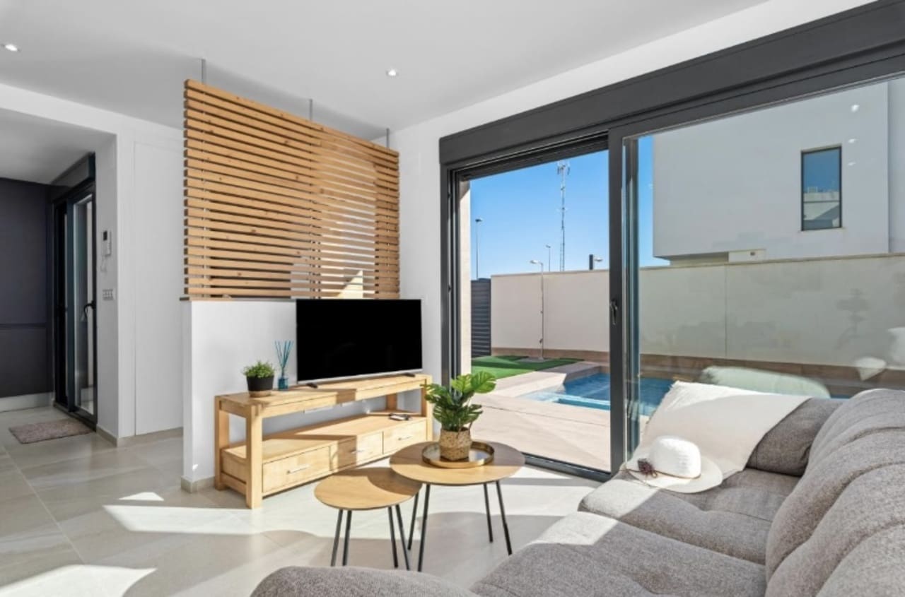 3 bedroom Villa for sale in San Miguel de Salinas - € 355,000 (Ref: 9155621)