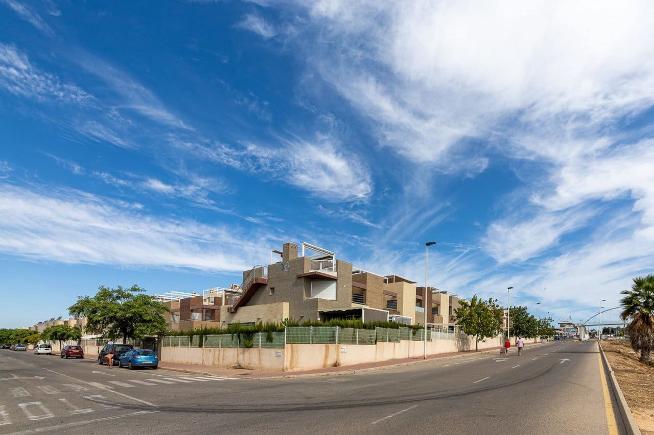 3 sypialnia Dom na sprzedaż w Torrevieja z basenem - 340 000 € (Ref: 9155751)