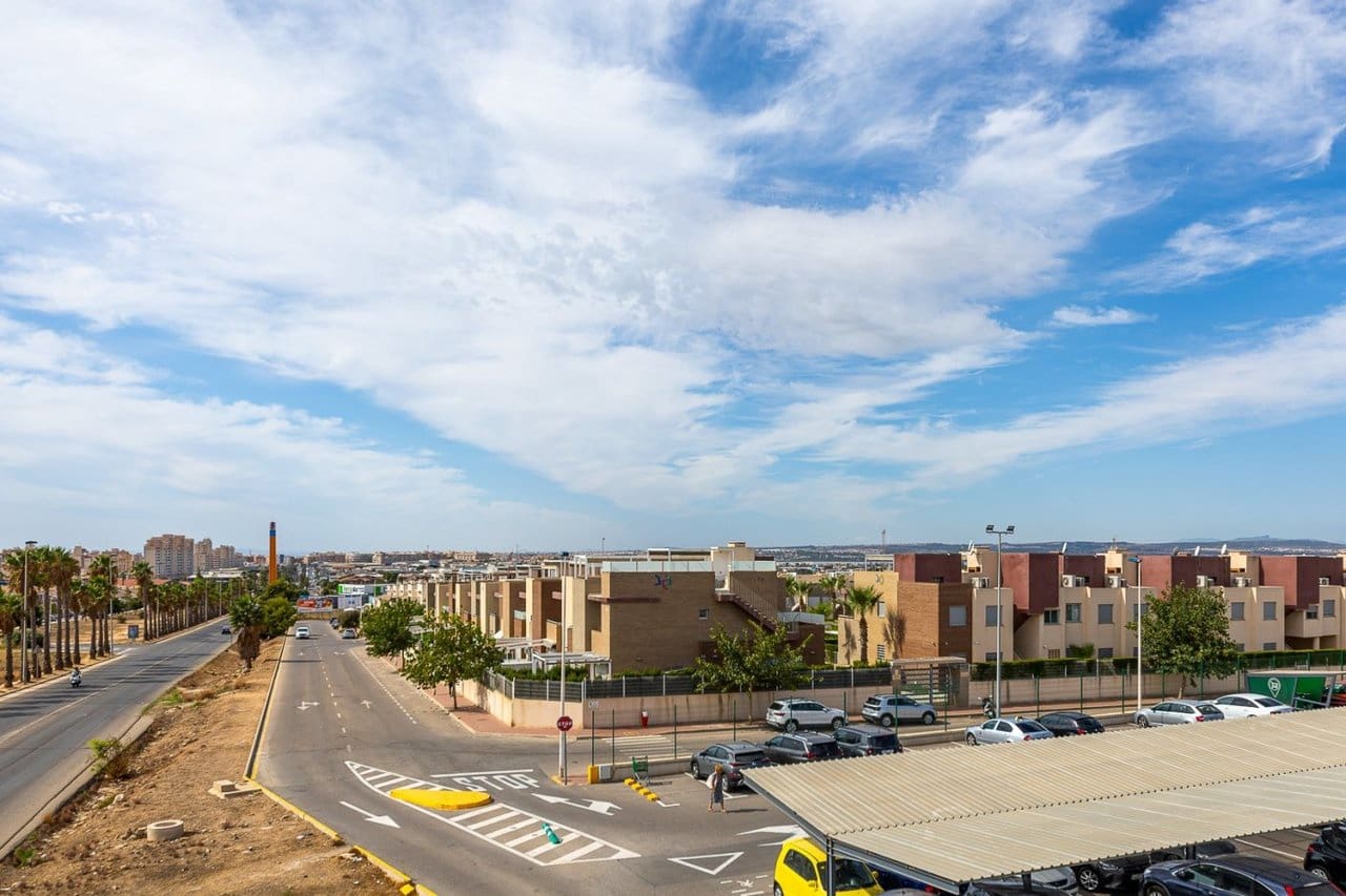 3 sypialnia Dom na sprzedaż w Torrevieja z basenem - 340 000 € (Ref: 9155751)