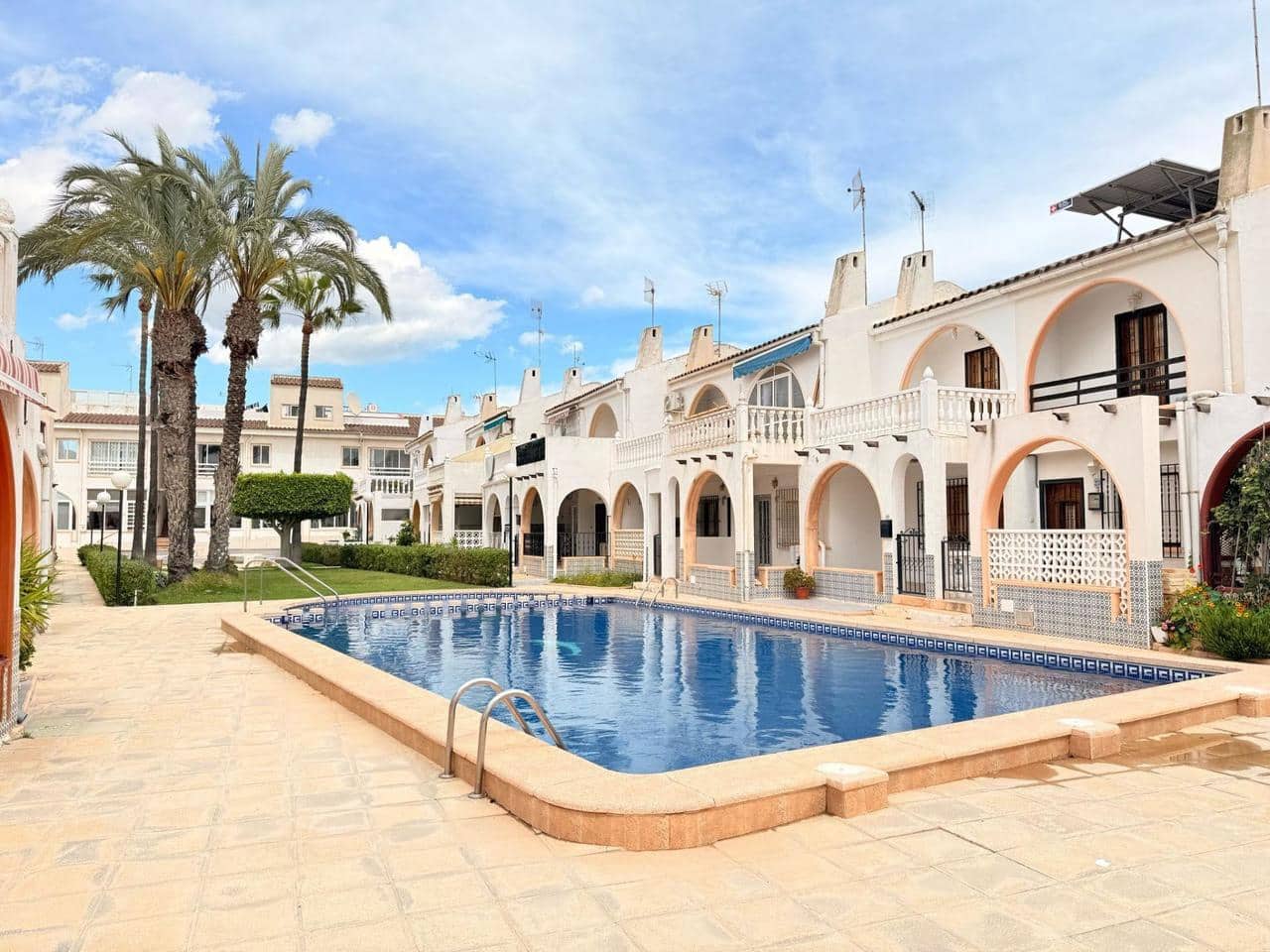 2 soveværelse Byhus til salg i Torrevieja med swimmingpool - € 129.900 (Ref: 9155779)