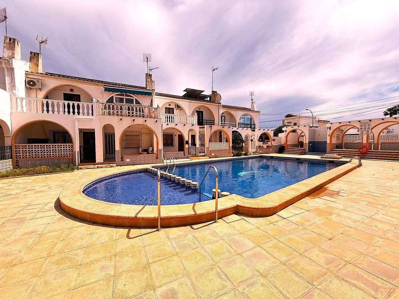 2 soveværelse Byhus til salg i Torrevieja med swimmingpool - € 129.900 (Ref: 9155779)