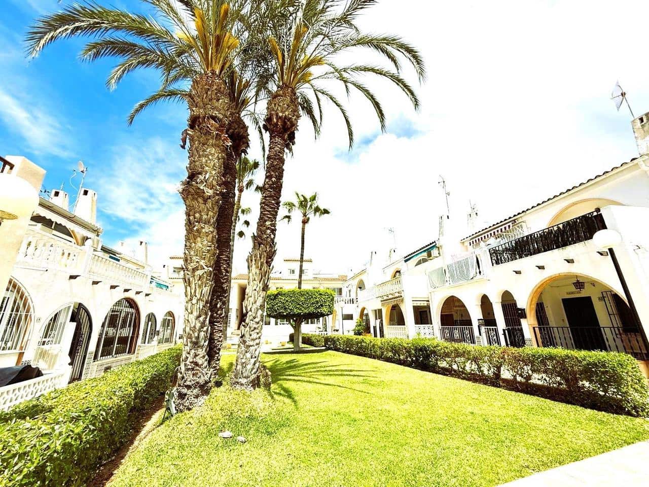 2 soveværelse Byhus til salg i Torrevieja med swimmingpool - € 129.900 (Ref: 9155779)