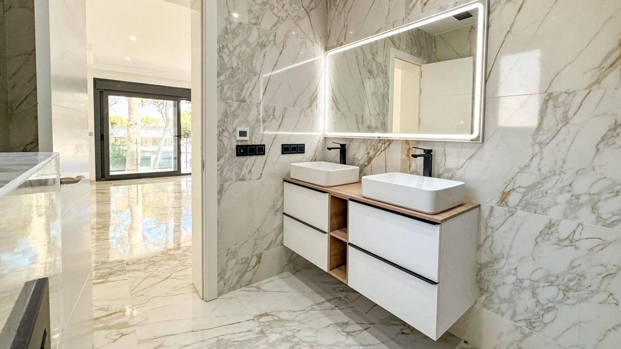 4 soveværelse Villa til salg i Torrevieja med swimmingpool - € 995.000 (Ref: 9155812)