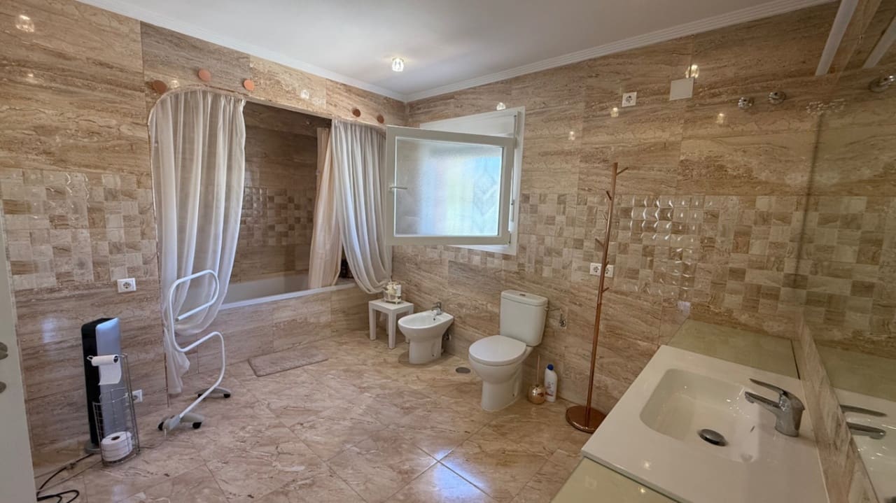 7 bedroom Villa for sale in Torrevieja - € 930,000 (Ref: 9155828)