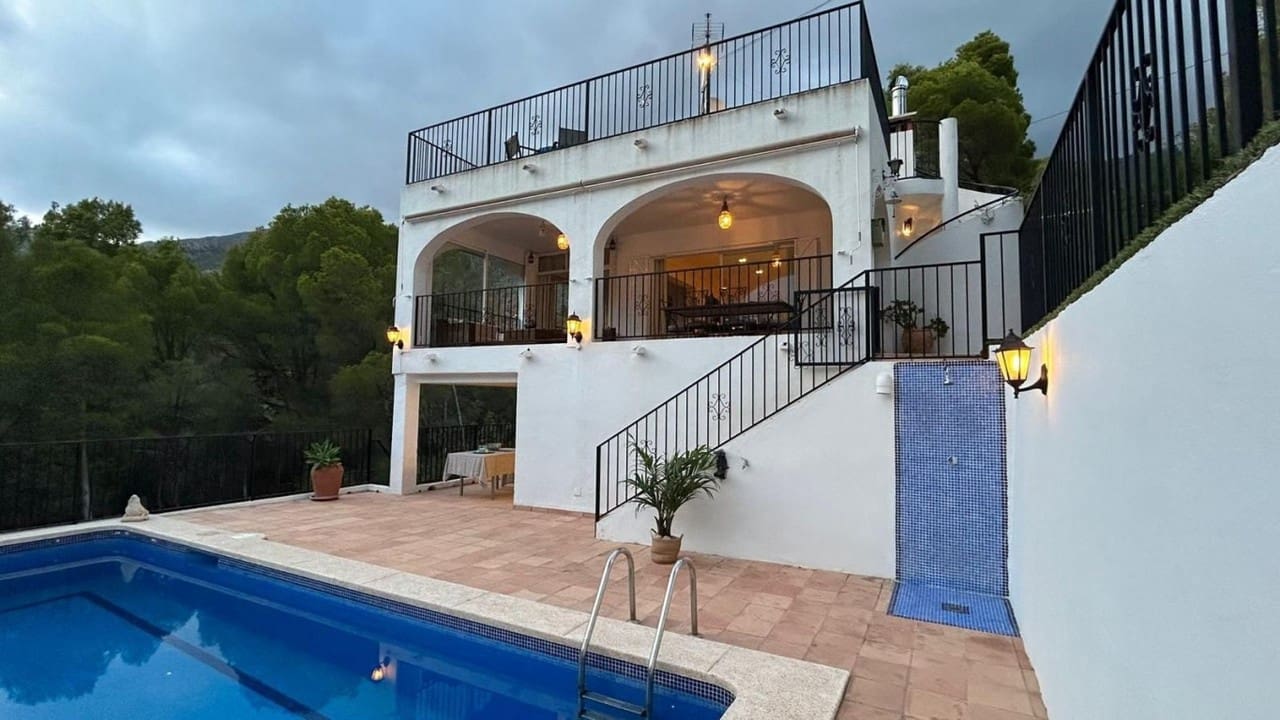 5 bedroom Villa for sale in Altea - € 750,000 (Ref: 9160846)