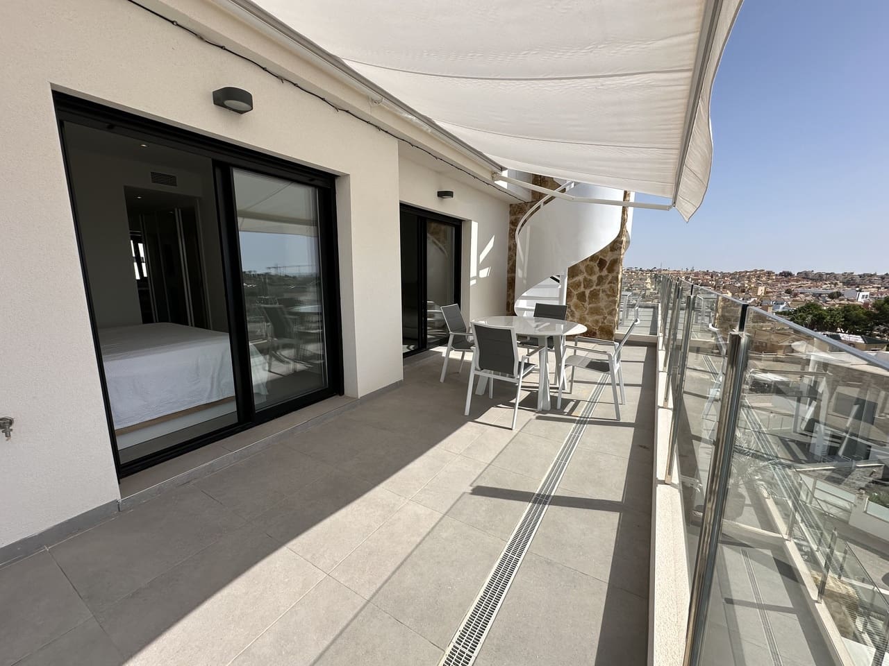 2 soveværelse Penthouse til salg i Villamartin med swimmingpool garage - € 399.500 (Ref: 9165568)