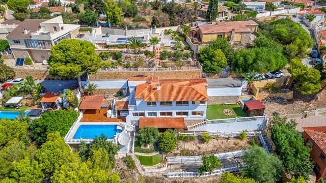 5 soveværelse Villa til salg i La Nucia Pueblo  , La Nucia med swimmingpool - € 490.000 (Ref: 9171189)