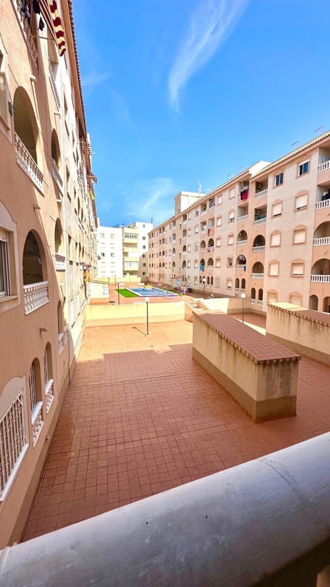 2 quarto Apartamento para venda em Torrevieja com piscina - 139 900 € (Ref: 9176239)
