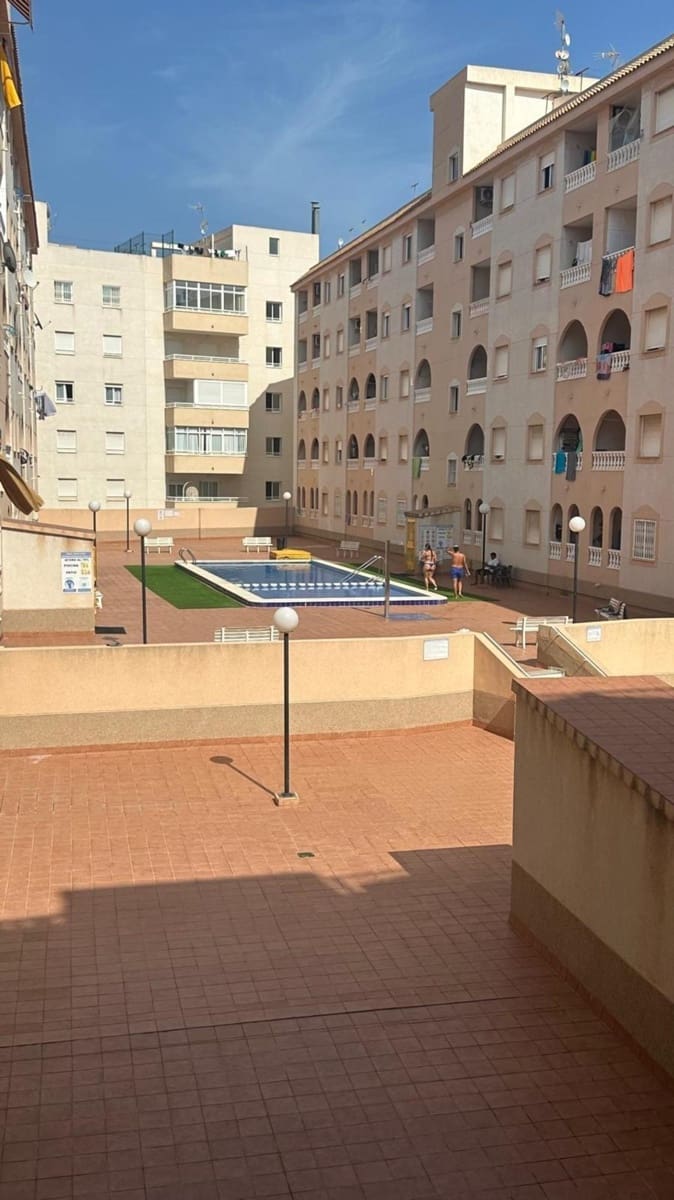 2 quarto Apartamento para venda em Torrevieja com piscina - 139 900 € (Ref: 9176239)
