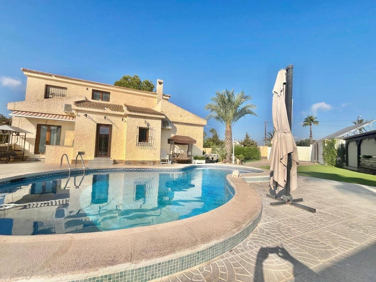 4 bedroom Villa for sale in Torrevieja - € 590,000 (Ref: 9177673)