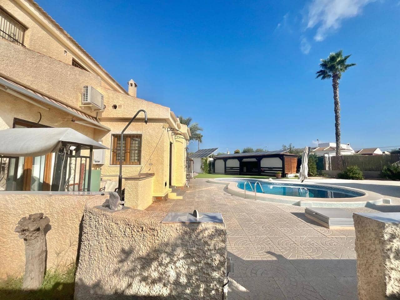 4 bedroom Villa for sale in Torrevieja - € 590,000 (Ref: 9177673)