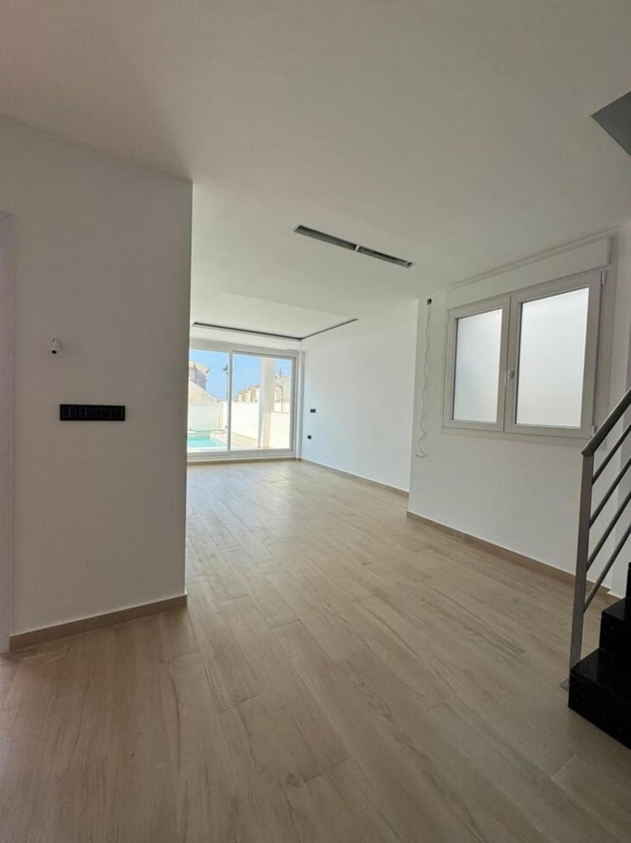 3 soverom Villa til salgs i Torrevieja med svømmebasseng - € 640 000 (Ref: 9186700)