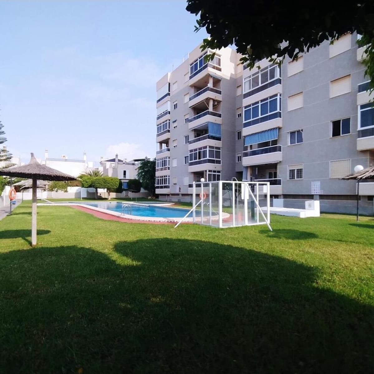 3 makuuhuone Huoneisto myytävänä paikassa Torrevieja mukana uima-altaan - 349 900 € (Ref: 9192111)