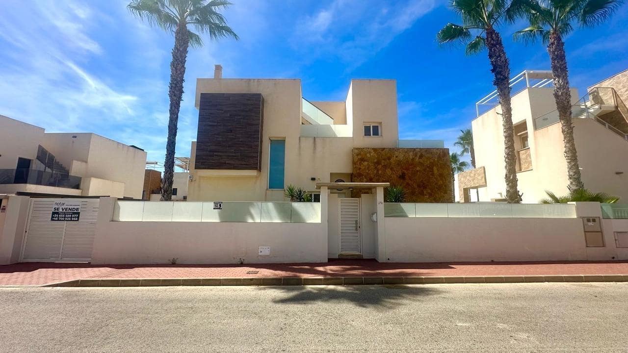 3 soveværelse Villa til salg i Torrevieja med swimmingpool - € 749.000 (Ref: 9208170)