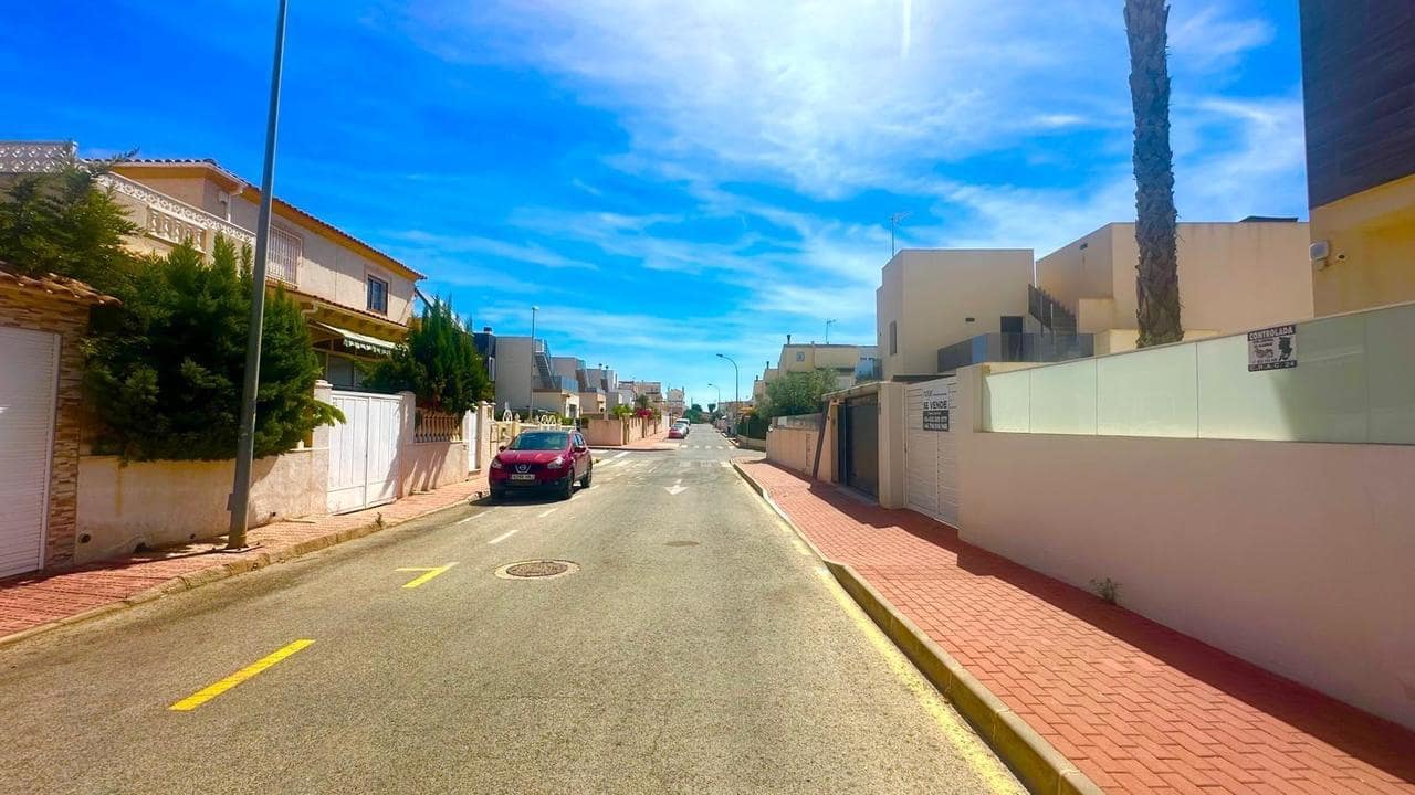 3 soveværelse Villa til salg i Torrevieja med swimmingpool - € 749.000 (Ref: 9208170)