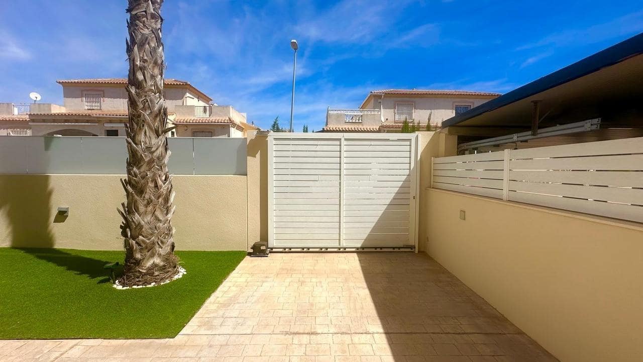 3 soveværelse Villa til salg i Torrevieja med swimmingpool - € 749.000 (Ref: 9208170)
