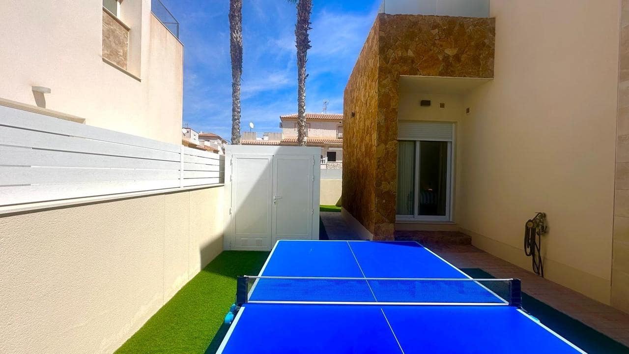 3 soveværelse Villa til salg i Torrevieja med swimmingpool - € 749.000 (Ref: 9208170)