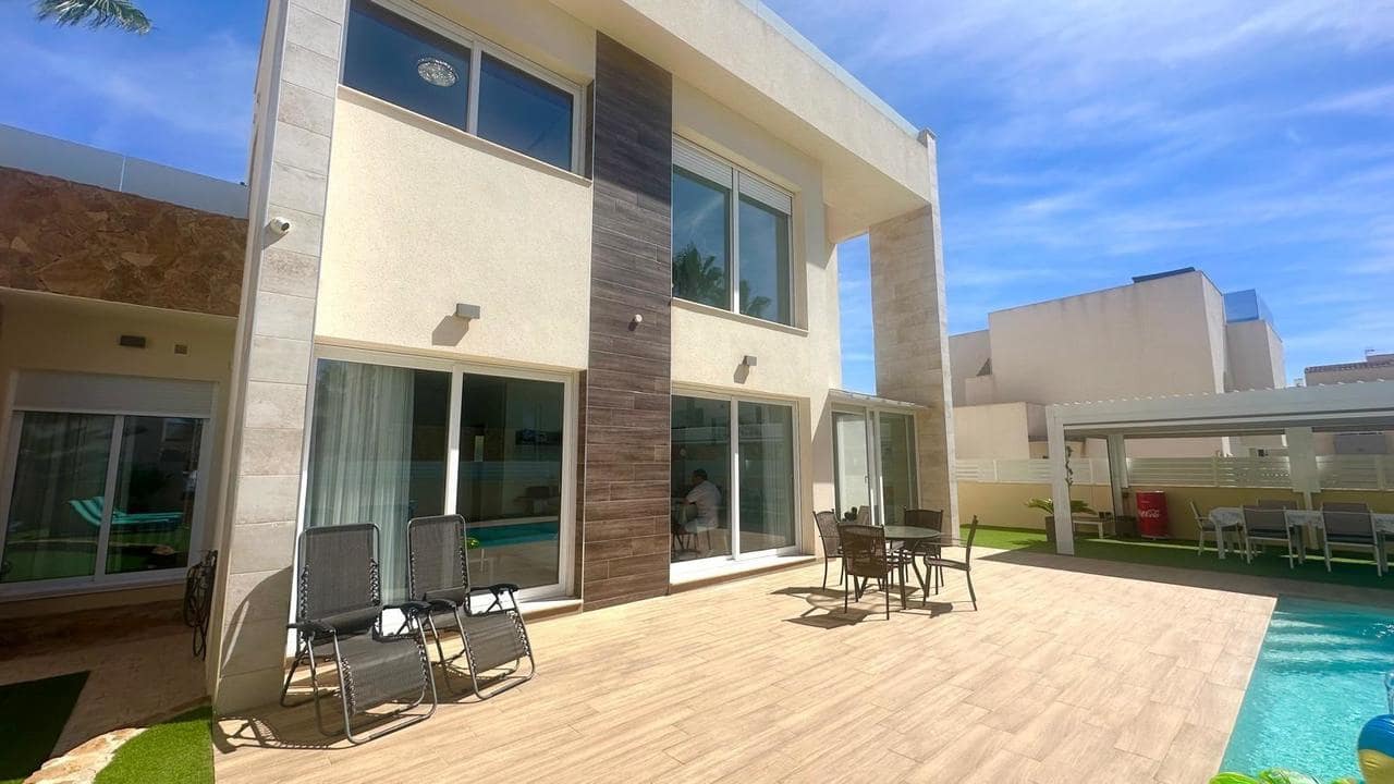 3 soveværelse Villa til salg i Torrevieja med swimmingpool - € 749.000 (Ref: 9208170)