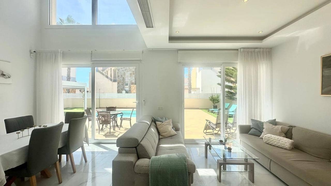 3 soveværelse Villa til salg i Torrevieja med swimmingpool - € 749.000 (Ref: 9208170)